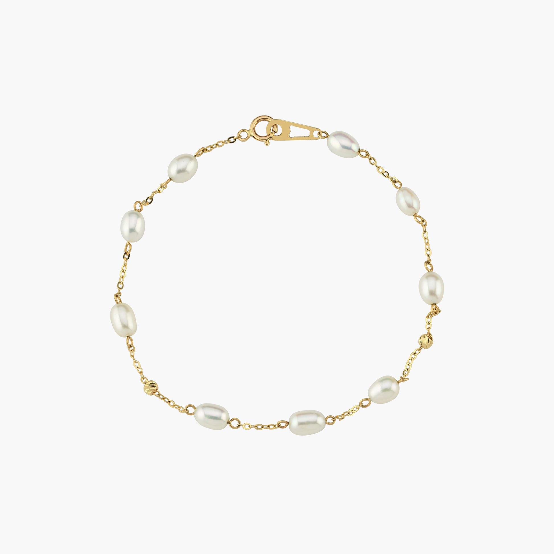 The 14K solid gold freshwater pearl bracelet subtly enhances a sophisticated look, perfect for everyday wear or special occasions.