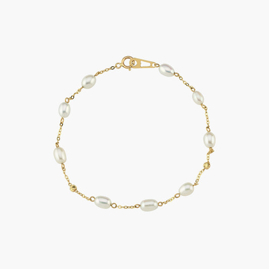 The 14K solid gold freshwater pearl bracelet subtly enhances a sophisticated look, perfect for everyday wear or special occasions.