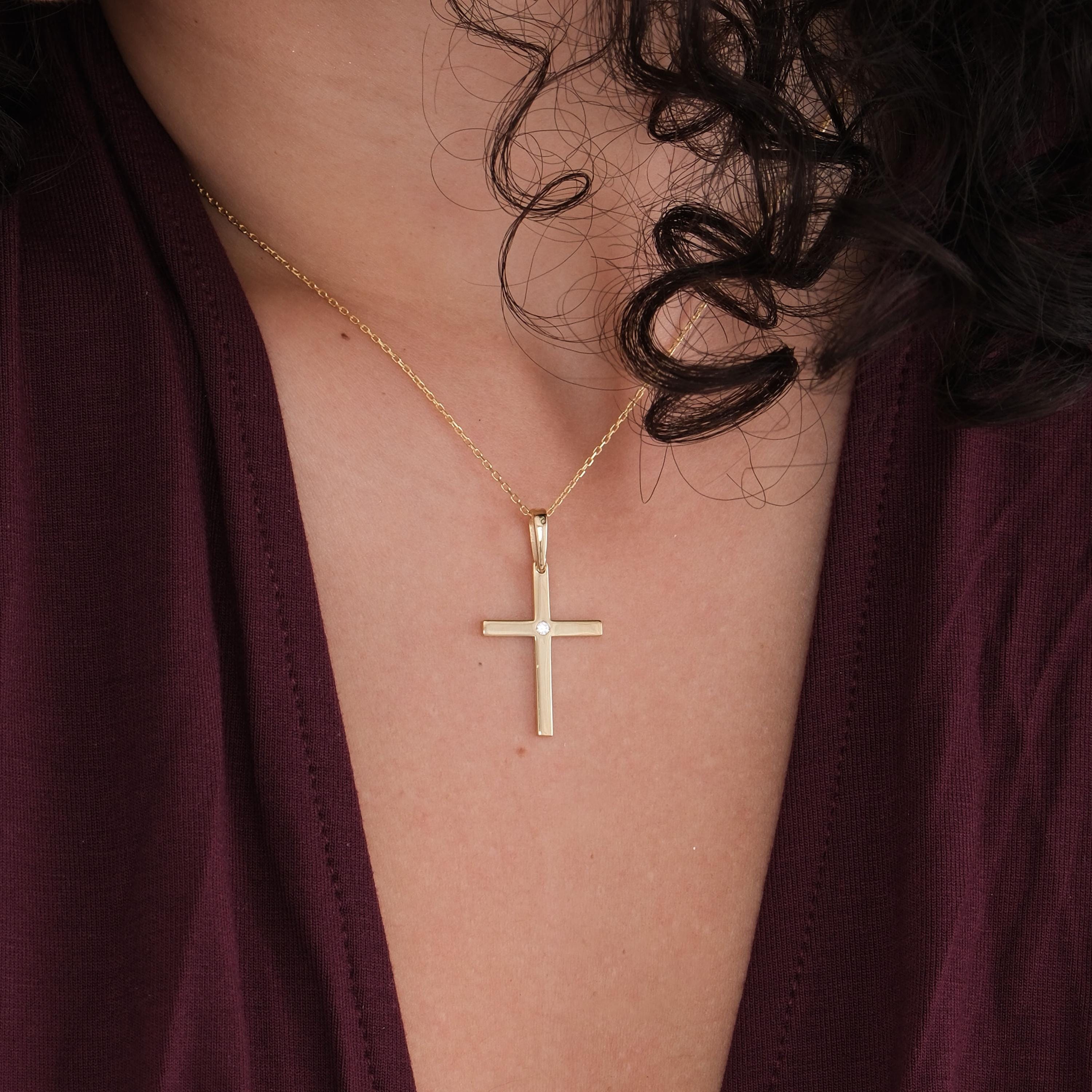 Close-up of the 18K Gold Vermeil Cross Necklace on a woman’s neck.