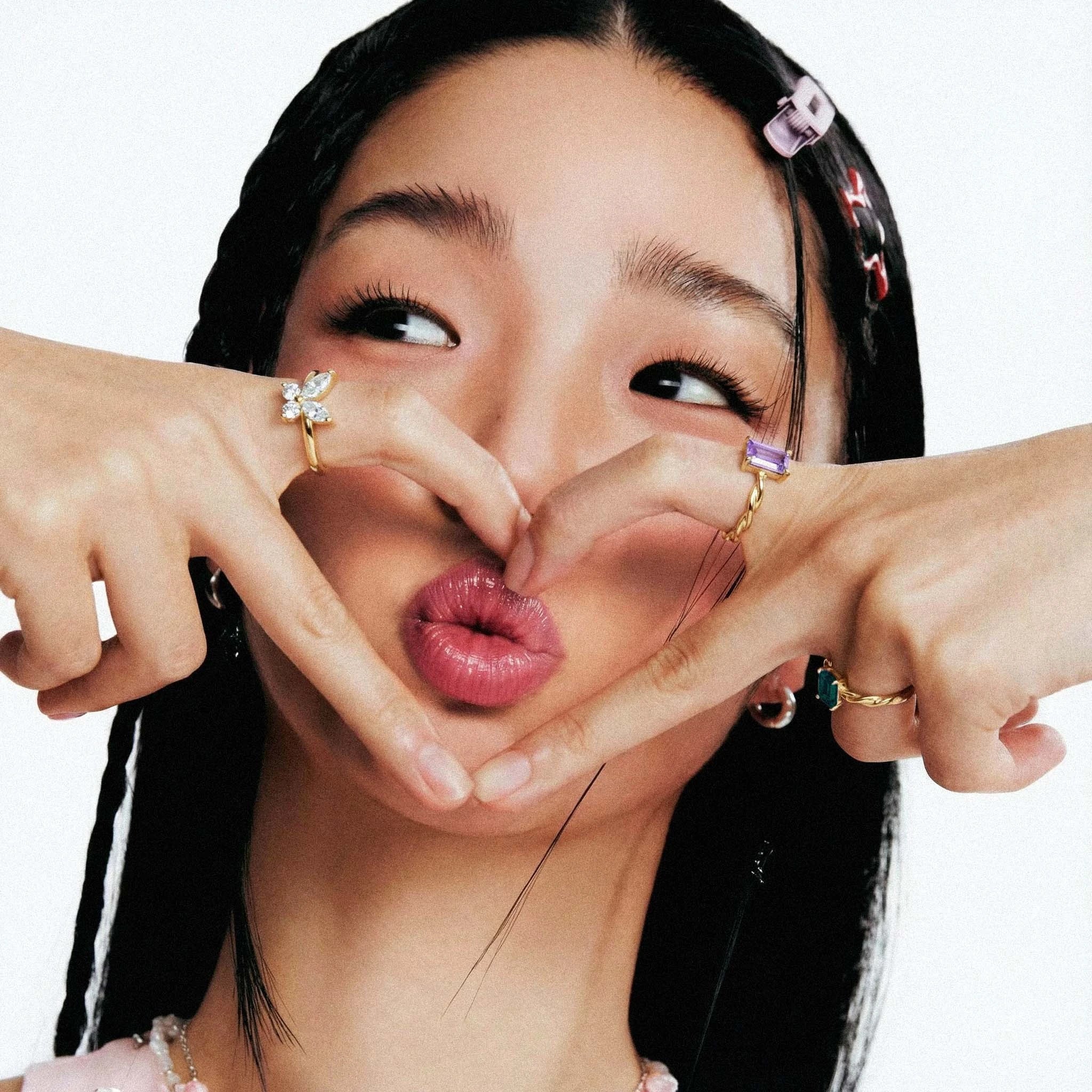 women-wearing-gold-ring